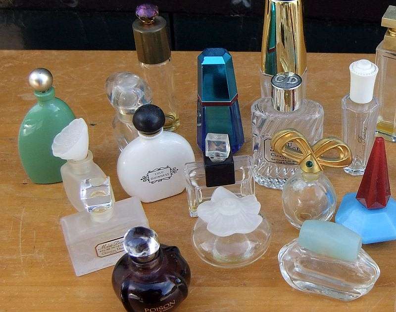 TOO SWEET !! A COLLECTION OF 20 VINTAGE PERFUME BOTTLES IN GOOD CONDITION !! BID FOR ALL !!