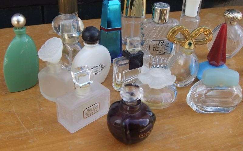 TOO SWEET !! A COLLECTION OF 20 VINTAGE PERFUME BOTTLES IN GOOD CONDITION !! BID FOR ALL !!