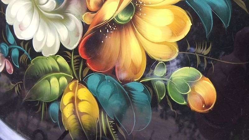 A BEAUTIFUL LARGE SIGNED HAND PAINTED RUSSIAN METAL TRAY WITH AMAZING DETAIL !! BETTER THAN PICS !!