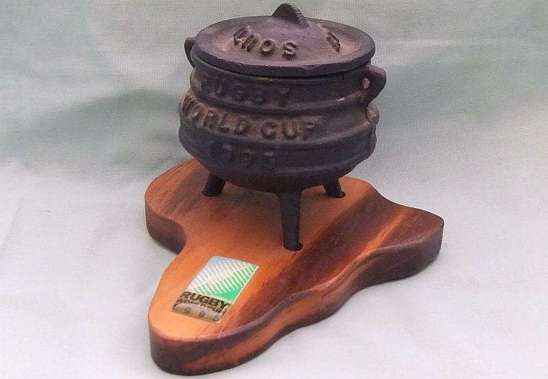SO SOUTH AFRICAN !! A CAST IRON POITJIE KOS POT ON WOODEN BASE - 1995 RUGBY WORLD CUP !!