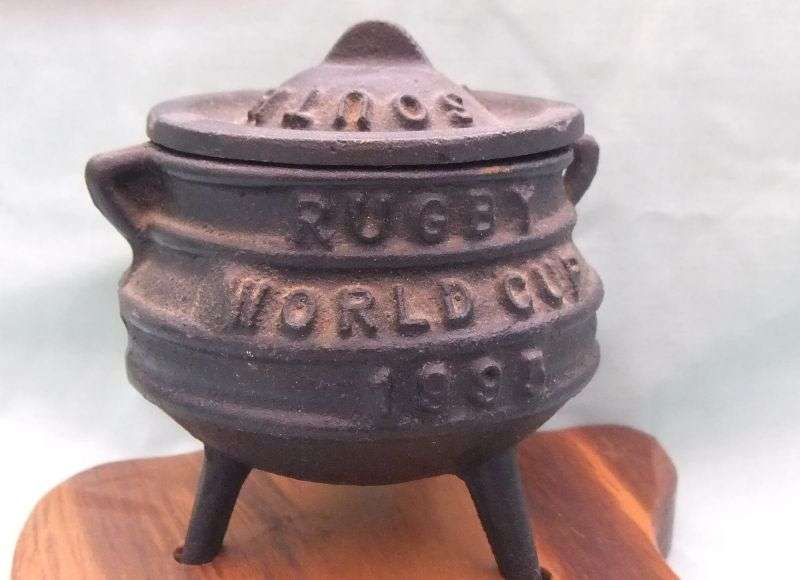 SO SOUTH AFRICAN !! A CAST IRON POITJIE KOS POT ON WOODEN BASE - 1995 RUGBY WORLD CUP !!
