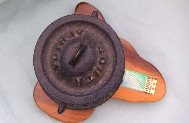 SO SOUTH AFRICAN !! A CAST IRON POITJIE KOS POT ON WOODEN BASE - 1995 RUGBY WORLD CUP !!
