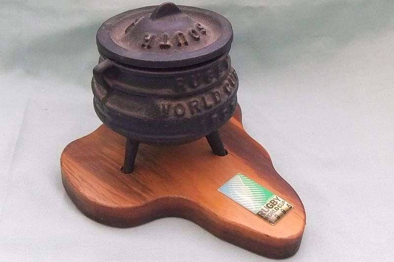 SO SOUTH AFRICAN !! A CAST IRON POITJIE KOS POT ON WOODEN BASE - 1995 RUGBY WORLD CUP !!