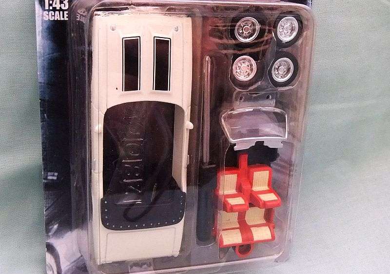 AWESOME !! A 1:43 DIE CAST METAL SCALE AUTO KIT - 1970 OLDSMOBILE !! COOL RACING STRIPES !!