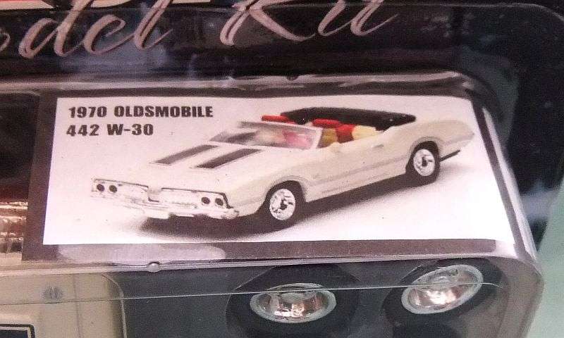 AWESOME !! A 1:43 DIE CAST METAL SCALE AUTO KIT - 1970 OLDSMOBILE !! COOL RACING STRIPES !!