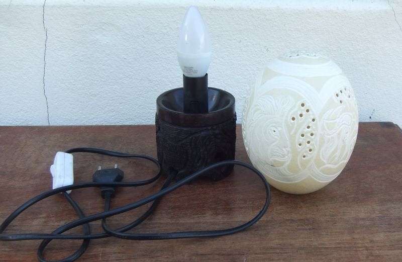 UNUSUAL !! A BEAUTIFULLY MADE CARVED OSTRICH EGG AND WOOD BASE ELECTRIC LAMP !! STUNNER !!