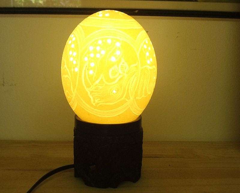 UNUSUAL !! A BEAUTIFULLY MADE CARVED OSTRICH EGG AND WOOD BASE ELECTRIC LAMP !! STUNNER !!