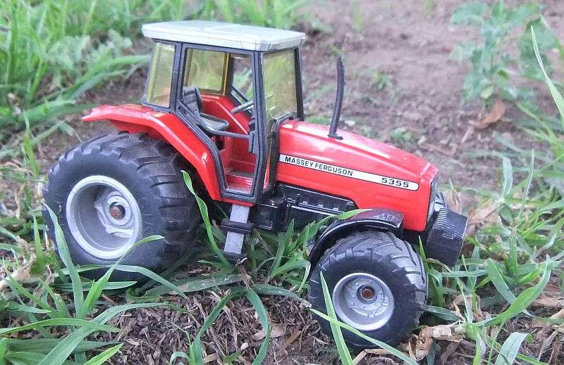 AN AWESOME DETAILED DIE CAST METAL MODEL OF THE 5355 MASSEY FERGUSON TRACTOR BY SIKU !! COOL !!