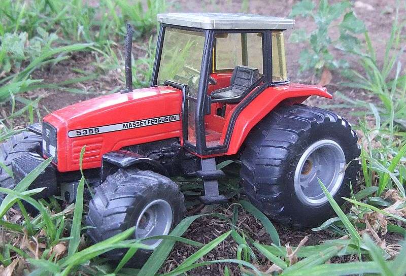 AN AWESOME DETAILED DIE CAST METAL MODEL OF THE 5355 MASSEY FERGUSON TRACTOR BY SIKU !! COOL !!