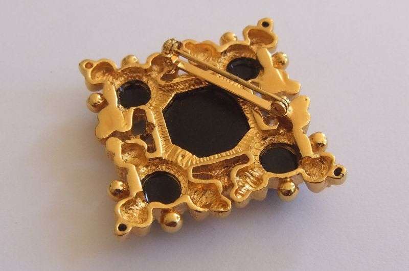 VINTAGE BROOCH - GOLD TONE - ONYX LOOK