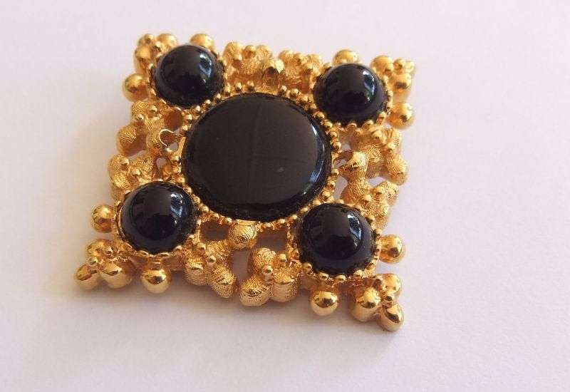 VINTAGE BROOCH - GOLD TONE - ONYX LOOK