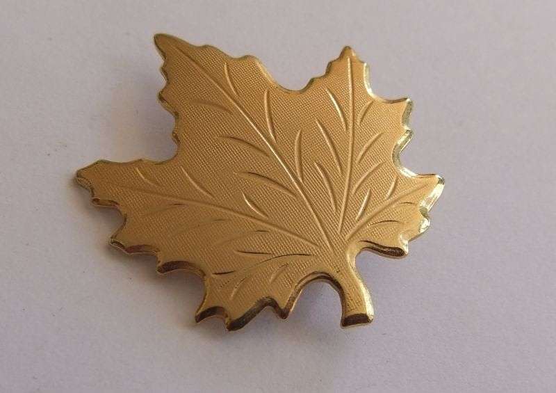 VINTAGE BROOCH - GOLD TONE - LEAF