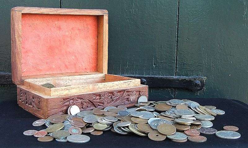 COOL !! A COLLECTION OF OVER 400 WORLD COINS IN A HAND CRAFTED WOODEN BOX !! BID FOR THE LOT !!