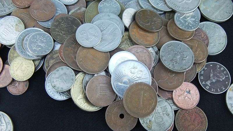 COOL !! A COLLECTION OF OVER 400 WORLD COINS IN A HAND CRAFTED WOODEN BOX !! BID FOR THE LOT !!