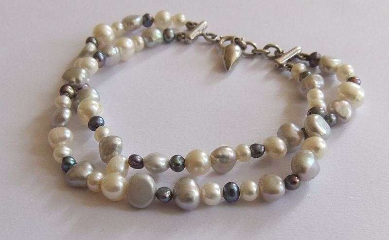 WOW !! AN ELEGANT DOUBLE STRAND GENUINE PEARL BRACELET WITH SOLID STERLING SILVER DESIGNER CLASP !!