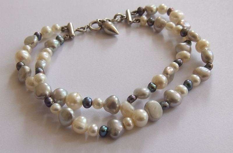 WOW !! AN ELEGANT DOUBLE STRAND GENUINE PEARL BRACELET WITH SOLID STERLING SILVER DESIGNER CLASP !!