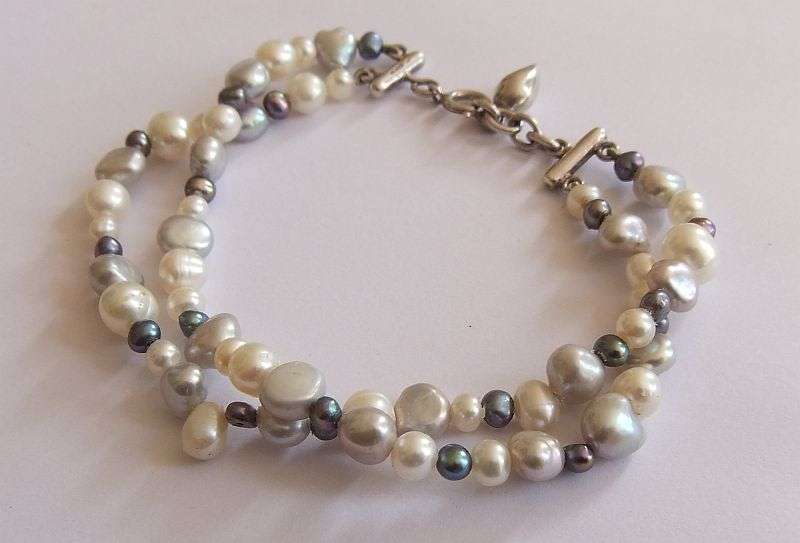 WOW !! AN ELEGANT DOUBLE STRAND GENUINE PEARL BRACELET WITH SOLID STERLING SILVER DESIGNER CLASP !!