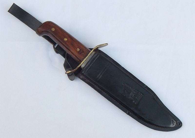 OH MY SOUL !! A HUGE VINTAGE CROCODILE DUNDEE STYLE KNIFE WITH POUCH !! SOME RUST BUT WOW !!!