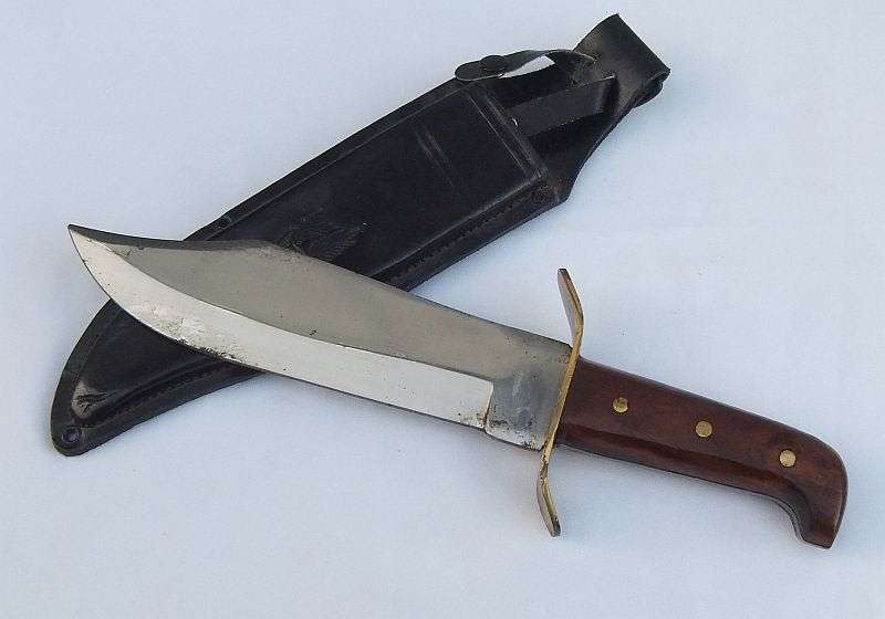 OH MY SOUL !! A HUGE VINTAGE CROCODILE DUNDEE STYLE KNIFE WITH POUCH !! SOME RUST BUT WOW !!!