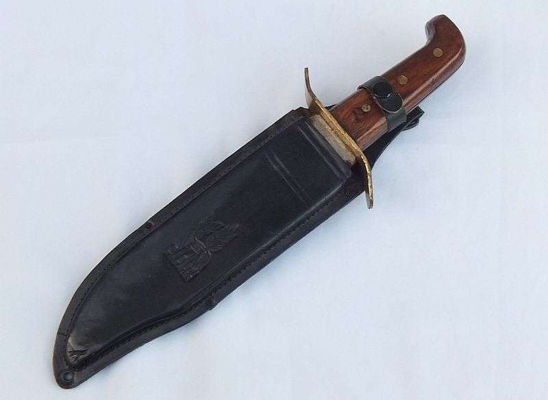 OH MY SOUL !! A HUGE VINTAGE CROCODILE DUNDEE STYLE KNIFE WITH POUCH !! SOME RUST BUT WOW !!!