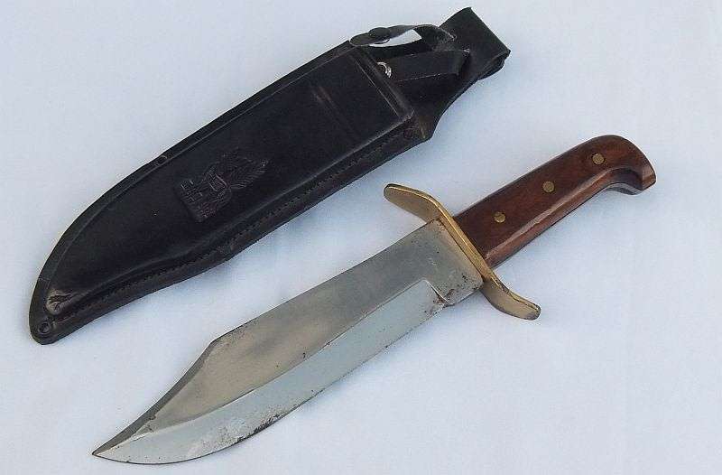 OH MY SOUL !! A HUGE VINTAGE CROCODILE DUNDEE STYLE KNIFE WITH POUCH !! SOME RUST BUT WOW !!!