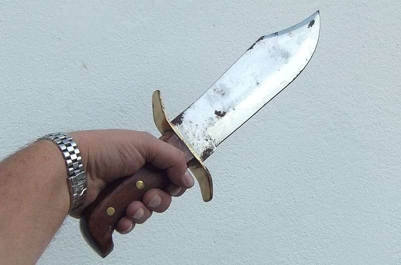 OH MY SOUL !! A HUGE VINTAGE CROCODILE DUNDEE STYLE KNIFE WITH POUCH !! SOME RUST BUT WOW !!!