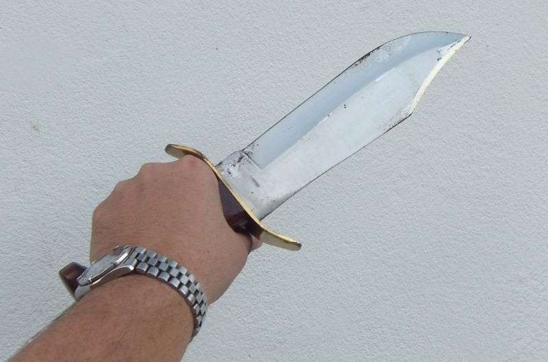 OH MY SOUL !! A HUGE VINTAGE CROCODILE DUNDEE STYLE KNIFE WITH POUCH !! SOME RUST BUT WOW !!!