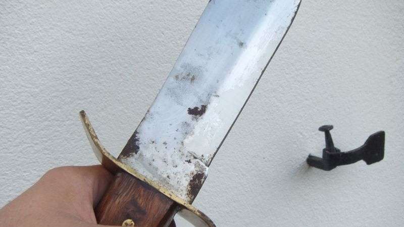 OH MY SOUL !! A HUGE VINTAGE CROCODILE DUNDEE STYLE KNIFE WITH POUCH !! SOME RUST BUT WOW !!!
