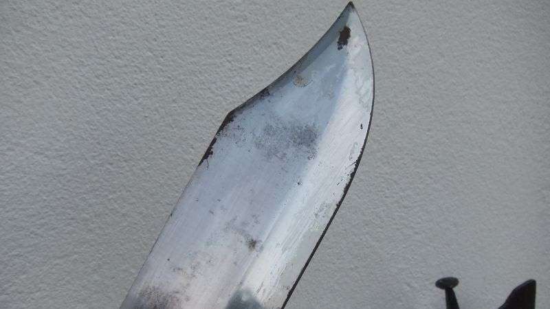 OH MY SOUL !! A HUGE VINTAGE CROCODILE DUNDEE STYLE KNIFE WITH POUCH !! SOME RUST BUT WOW !!!