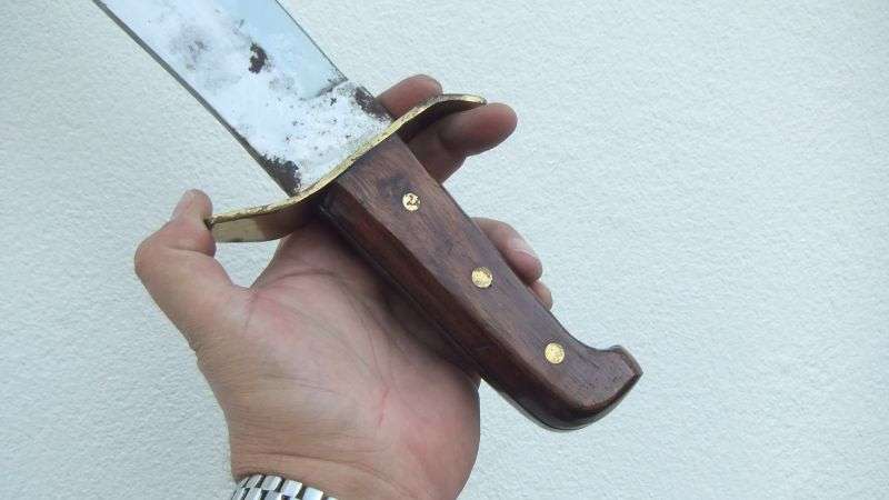 OH MY SOUL !! A HUGE VINTAGE CROCODILE DUNDEE STYLE KNIFE WITH POUCH !! SOME RUST BUT WOW !!!