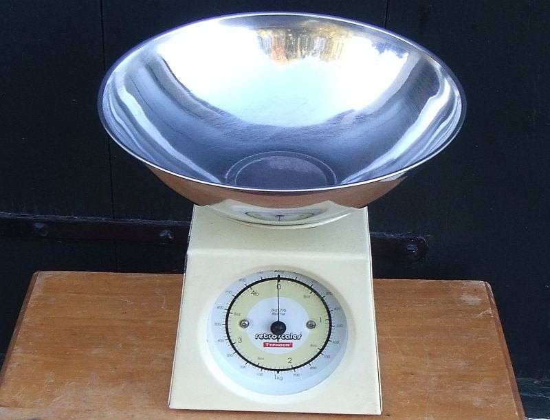 A TOTALLY COOL RETRO LOOKING KITCHEN SCALE IN 100% WORKING CONDITION BY TYPHOON !! GREAT PIECE !!