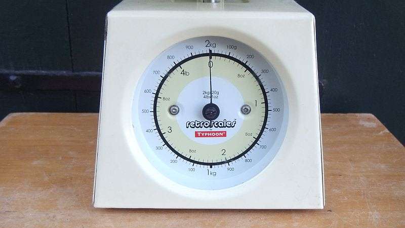 A TOTALLY COOL RETRO LOOKING KITCHEN SCALE IN 100% WORKING CONDITION BY TYPHOON !! GREAT PIECE !!