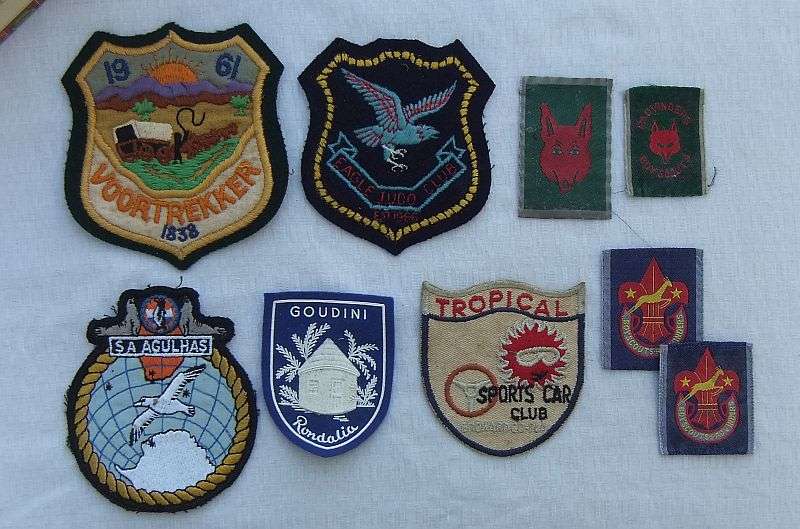 COOL !! A VINTAGE CIGAR BOX WITH A GENEROUS AMOUNT OF VINTAGE CLOTHING "BADGES" ...BOY SCOUTS ETC !!