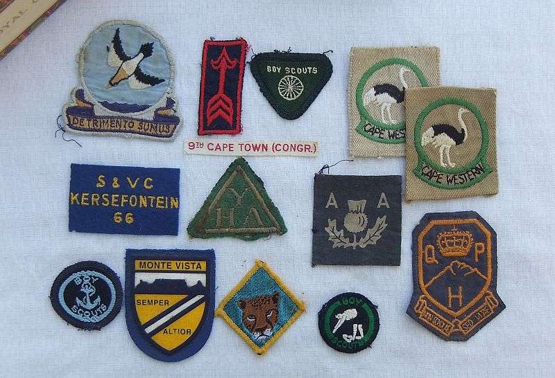 COOL !! A VINTAGE CIGAR BOX WITH A GENEROUS AMOUNT OF VINTAGE CLOTHING "BADGES" ...BOY SCOUTS ETC !!