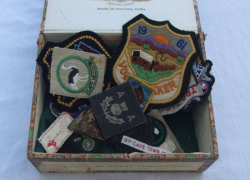 COOL !! A VINTAGE CIGAR BOX WITH A GENEROUS AMOUNT OF VINTAGE CLOTHING "BADGES" ...BOY SCOUTS ETC !!