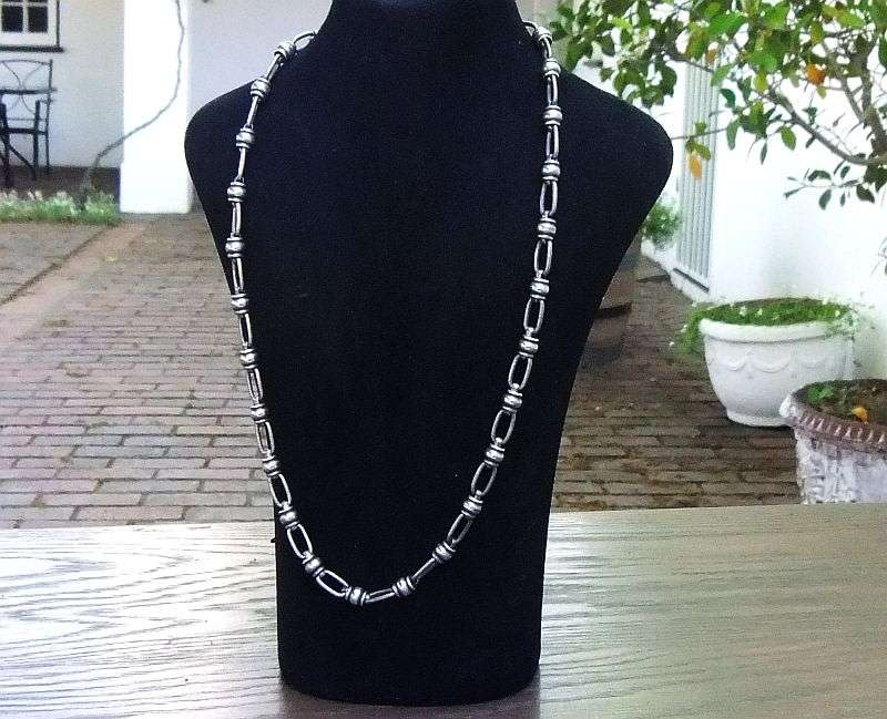 A HIGH END SOLID STERLING SILVER NECKLACE FEATURING UNUSUAL LINKS AND SIGNORETTI CLASP !! WOW !!