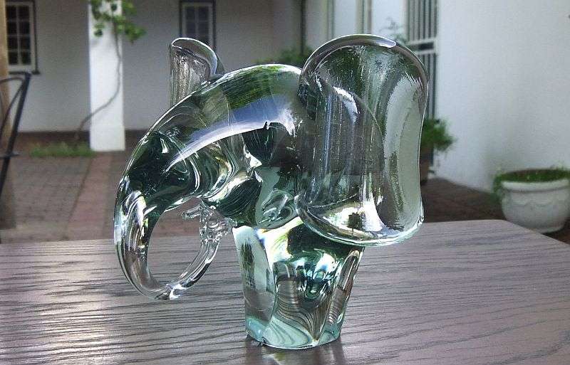 A FABULOUS HEAVY VINTAGE SOLID CLEAR GLASS ELEPHANT PAPERWEIGHT !! GREAT DETAIL !!