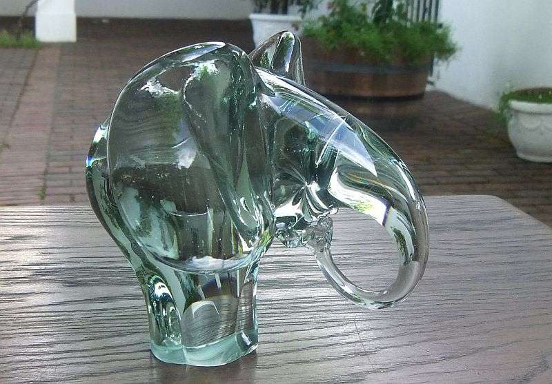 A FABULOUS HEAVY VINTAGE SOLID CLEAR GLASS ELEPHANT PAPERWEIGHT !! GREAT DETAIL !!