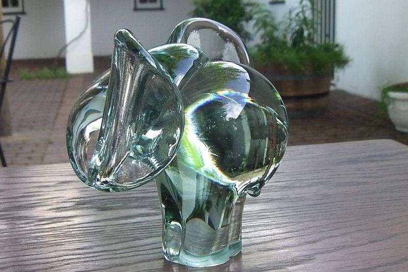 A FABULOUS HEAVY VINTAGE SOLID CLEAR GLASS ELEPHANT PAPERWEIGHT !! GREAT DETAIL !!