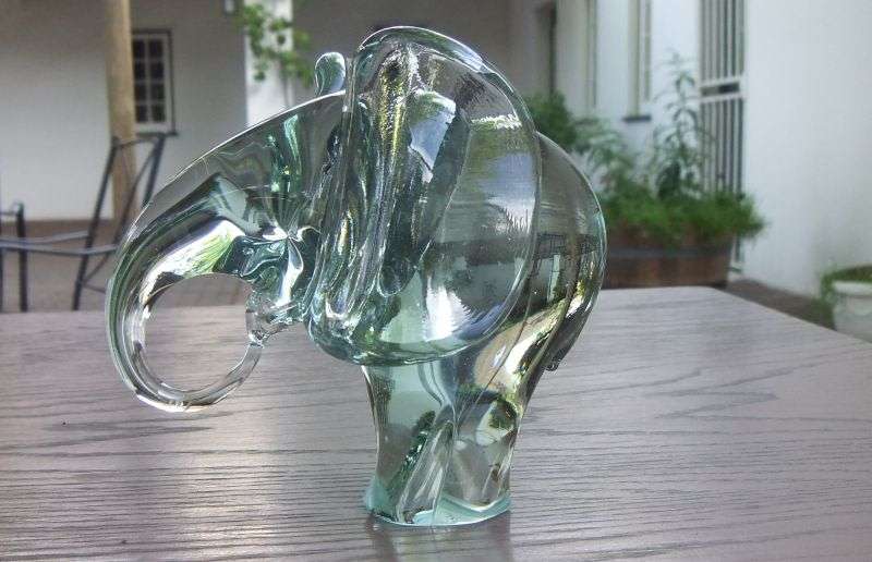 A FABULOUS HEAVY VINTAGE SOLID CLEAR GLASS ELEPHANT PAPERWEIGHT !! GREAT DETAIL !!