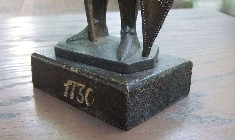 A TOTALLY COOL OLD SOLID METAL KNIGHT STATUE WITH WEAPON ON WOOD BASE !! WHAT A WEIGHT !!