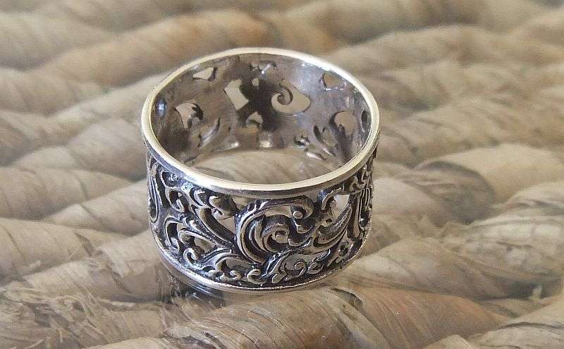 WOW !! A STUNNING WIDE GENUINE STERLING SILVER RING WITH PIERCED FLORAL DETAIL !!