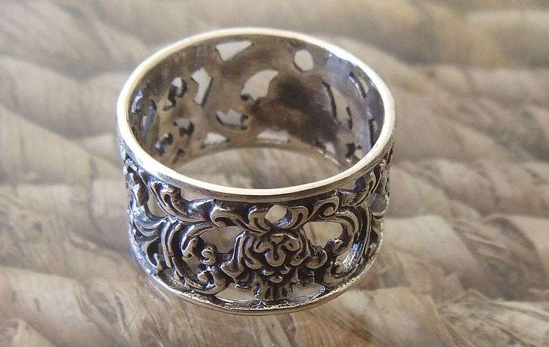 WOW !! A STUNNING WIDE GENUINE STERLING SILVER RING WITH PIERCED FLORAL DETAIL !!