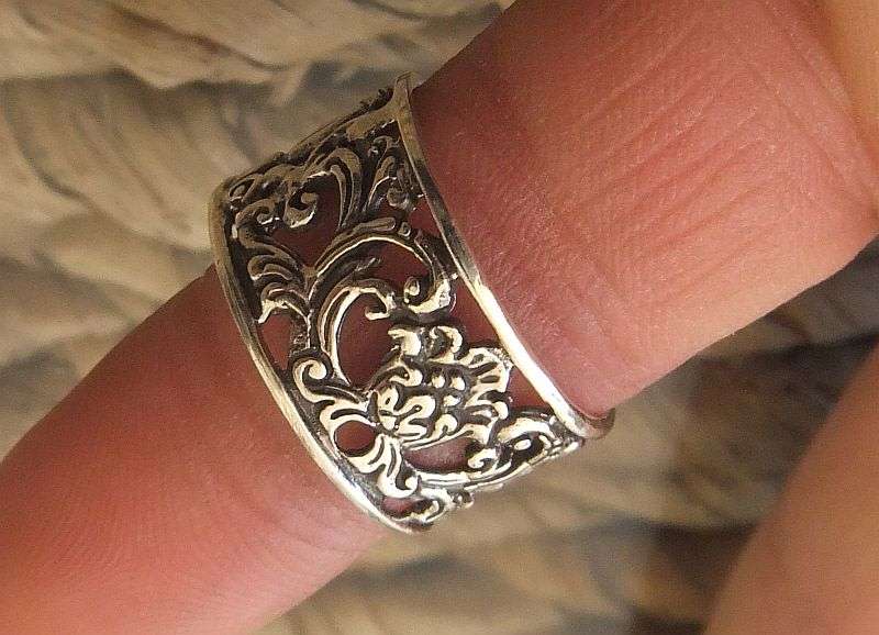 WOW !! A STUNNING WIDE GENUINE STERLING SILVER RING WITH PIERCED FLORAL DETAIL !!