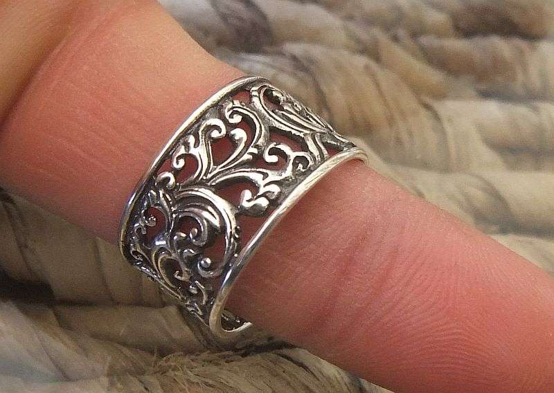 WOW !! A STUNNING WIDE GENUINE STERLING SILVER RING WITH PIERCED FLORAL DETAIL !!