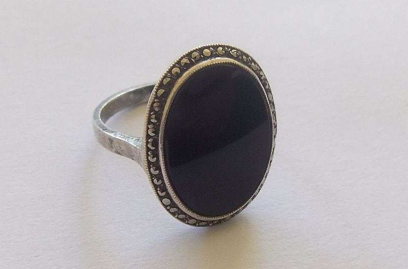 A FABULOUS VINTAGE GENUINE ONYX AND MARCASITE SOLID STERLING SILVER RING !! RARE FIND !!