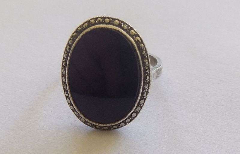 A FABULOUS VINTAGE GENUINE ONYX AND MARCASITE SOLID STERLING SILVER RING !! RARE FIND !!