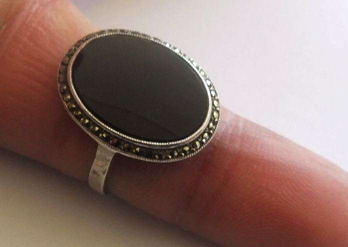 A FABULOUS VINTAGE GENUINE ONYX AND MARCASITE SOLID STERLING SILVER RING !! RARE FIND !!