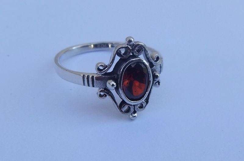 A VERY STYLISH SOLID STERLING SILVER RING SET WITH AN EYE CATCHING FACETED RED STONE !! WOW !!