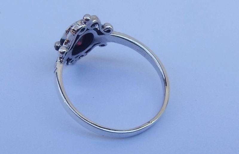 A VERY STYLISH SOLID STERLING SILVER RING SET WITH AN EYE CATCHING FACETED RED STONE !! WOW !!